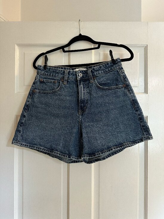 Abercrombie & Fitch Pants - Abercrombie Curve Love High Rise Dad Short in Medium